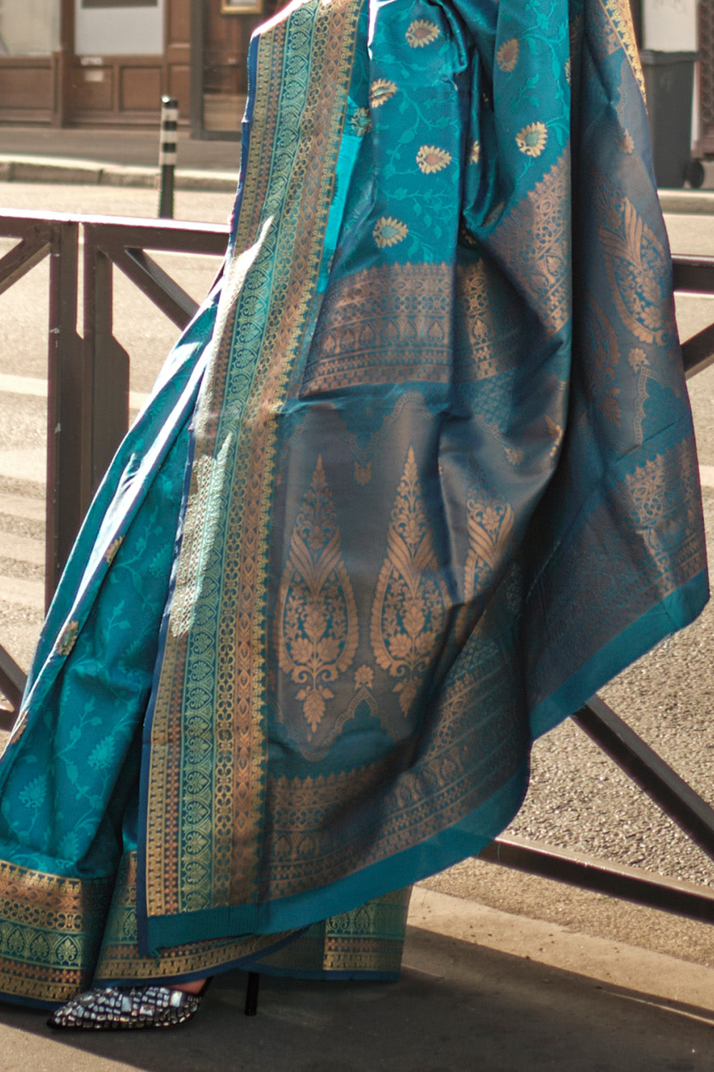 Blue Soft Saree Contrast Pallu With Blouse