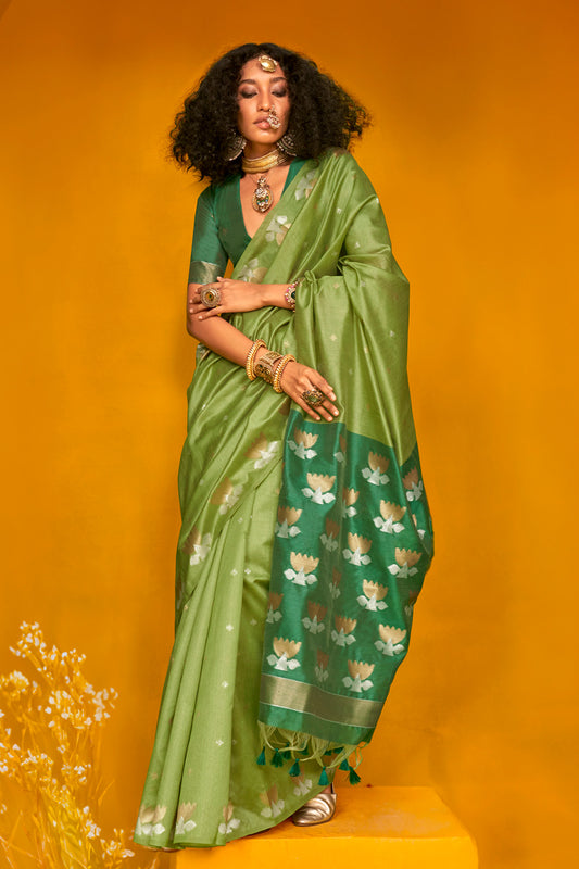Green Saree Lotus Design Contrast Pallu With Blouse
