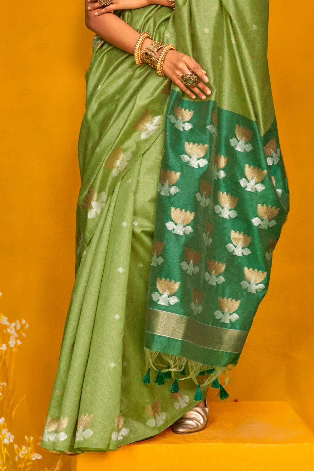 Green Saree Lotus Design Contrast Pallu With Blouse