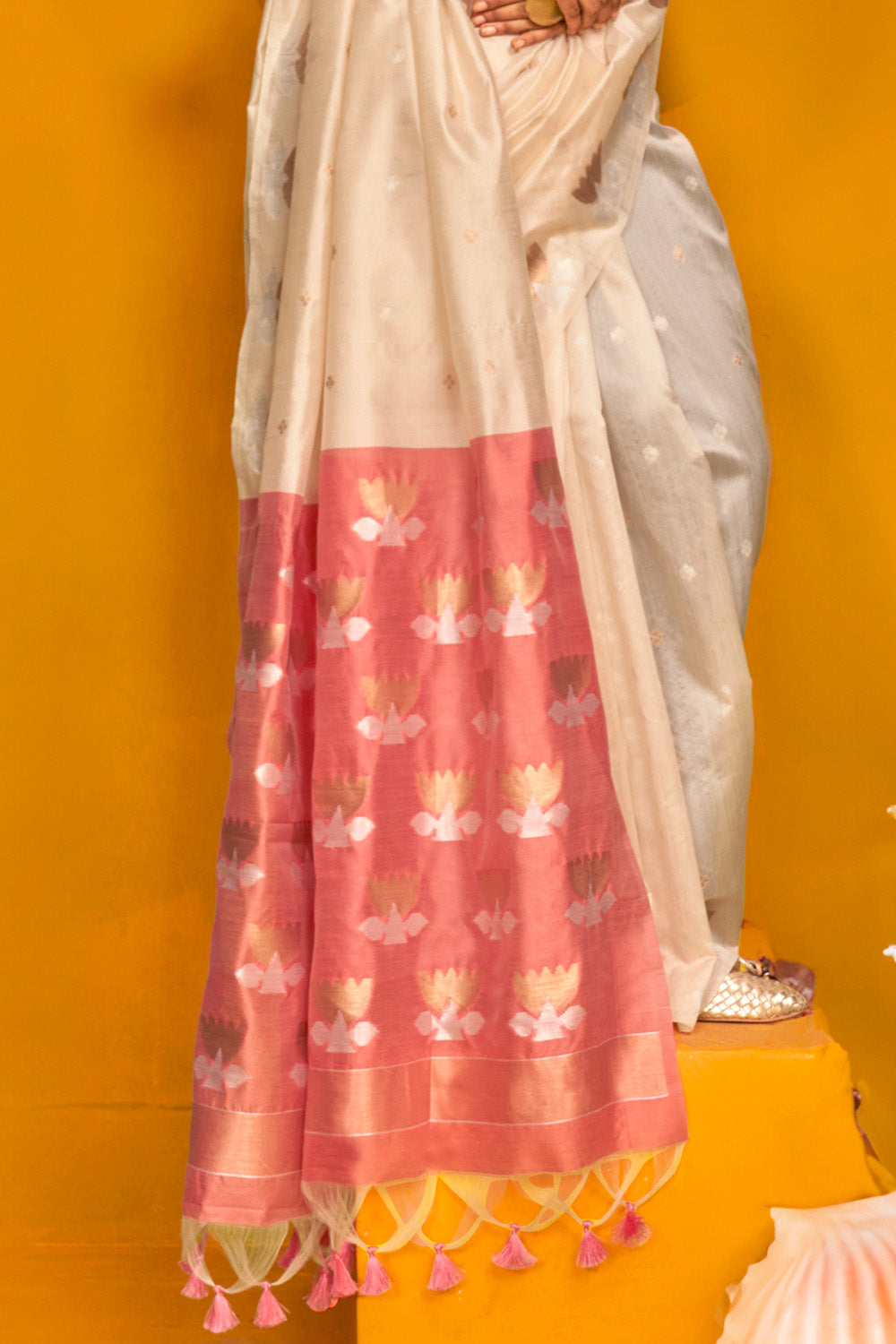 Beige Saree Lotus Design Contrast Pallu With Blouse