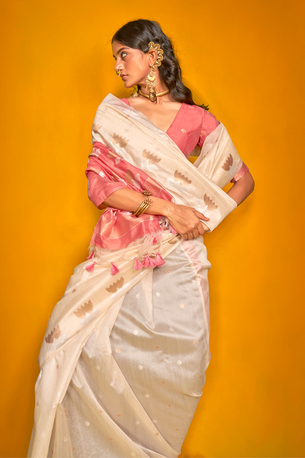 Beige Saree Lotus Design Contrast Pallu With Blouse