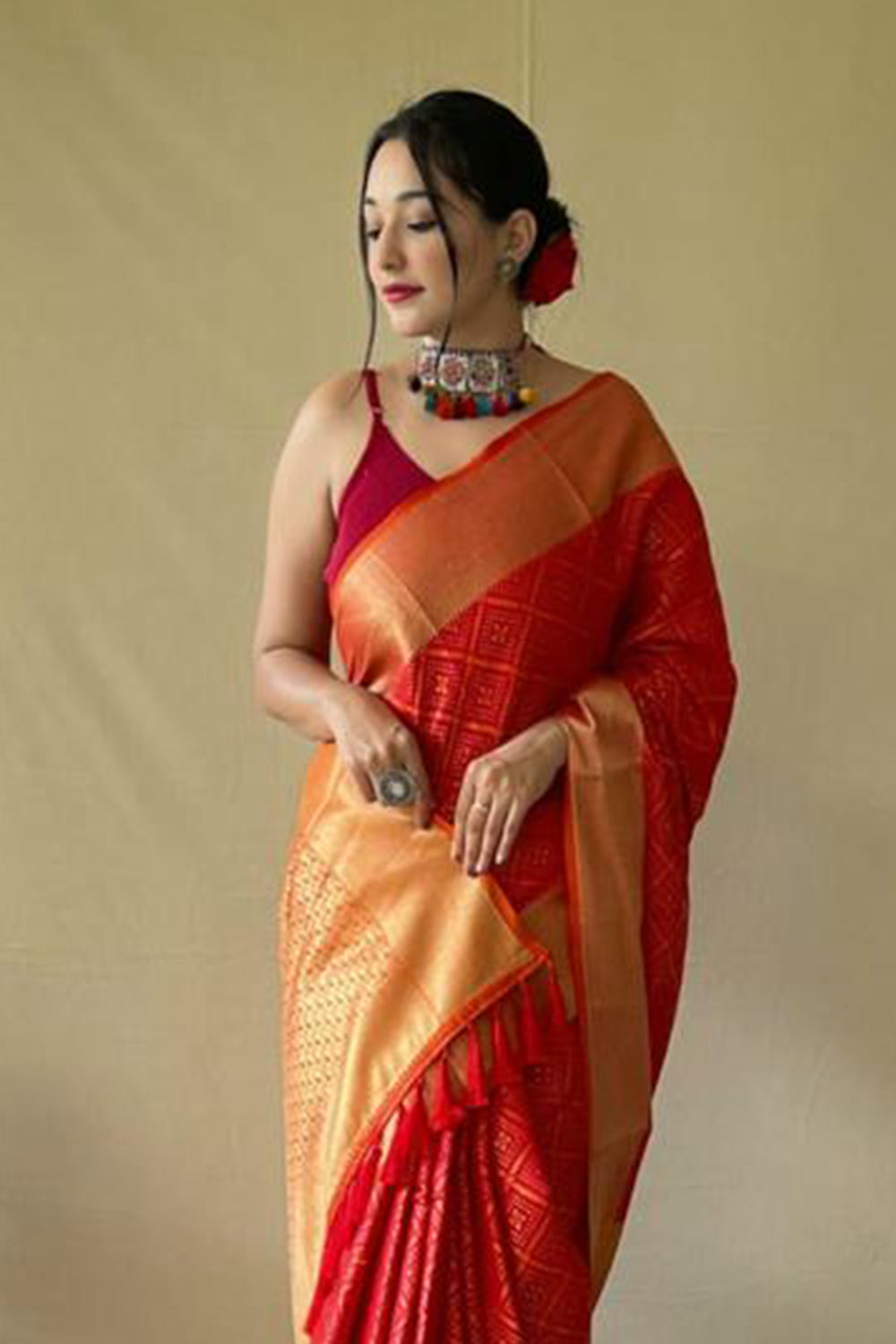 लटकन से बुनी गुलाबी पटोला साड़ी